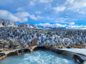 Skyfall Cabin. Stunning views, Hot Tub, minutes from Zion
